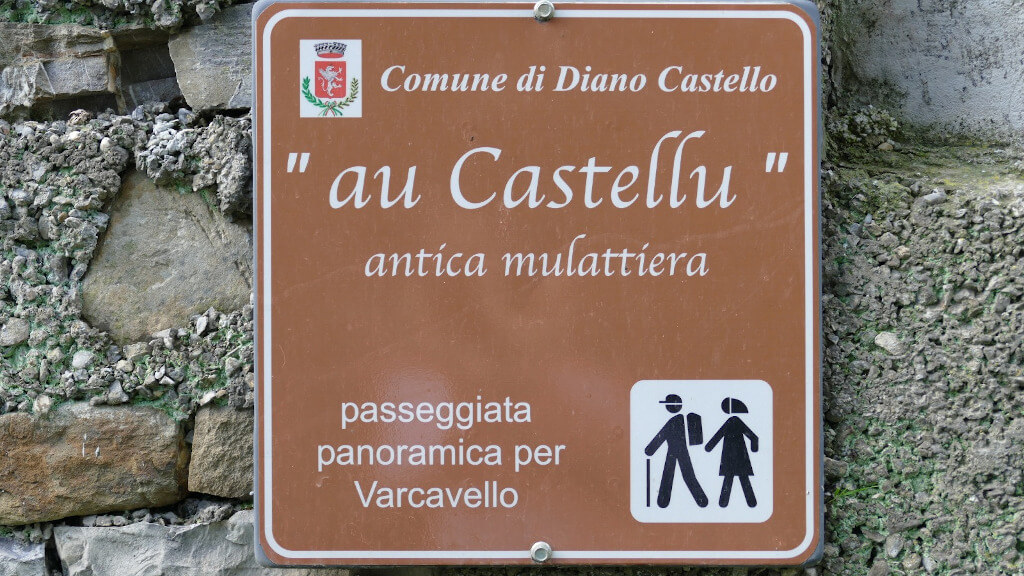 Indicazione per il sentiero “au Castellu” Cartello con indicazione per il sentiero “au Castellu”