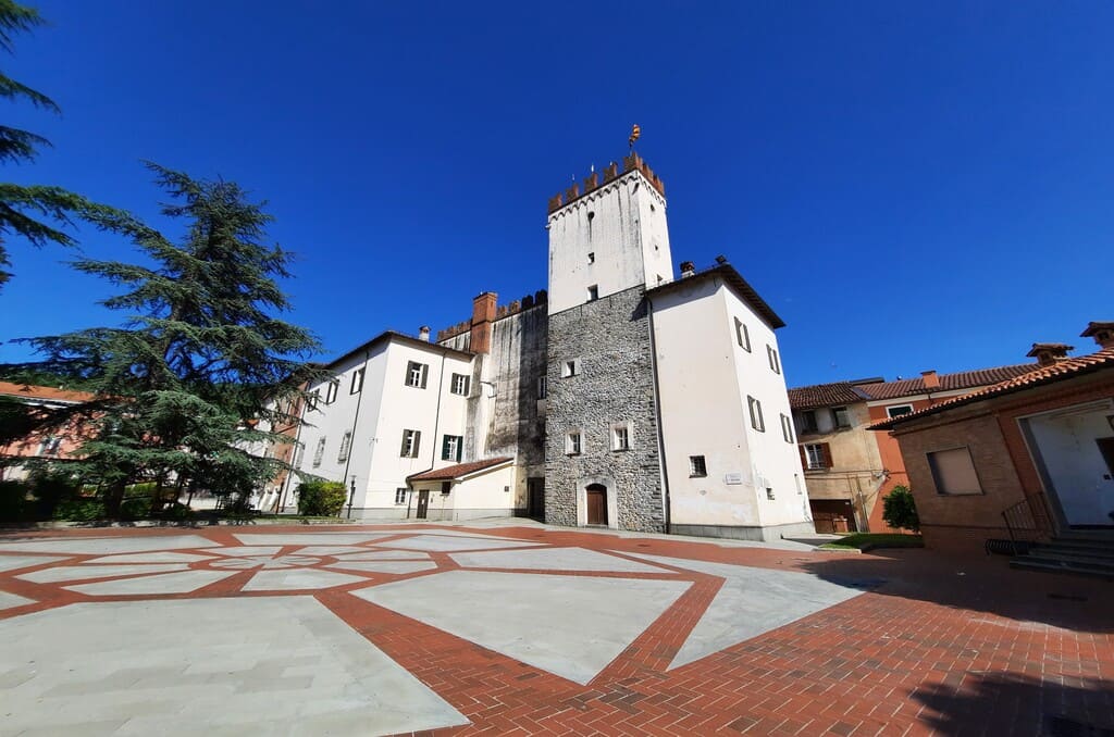 Il Palazzo Comunale di Millesimo La piazza antistante il Palazzo Comunale di Millesimo