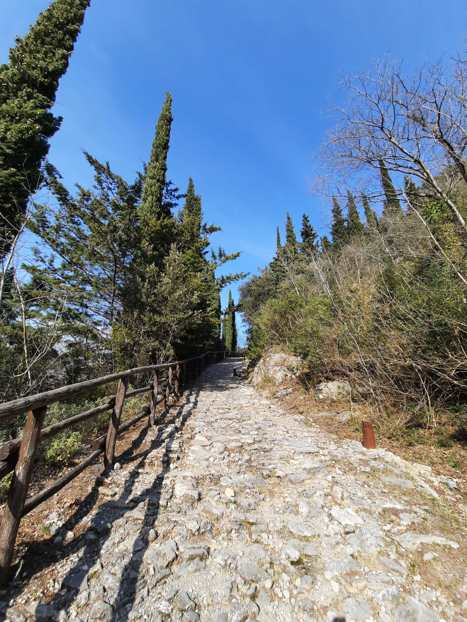 Sentiero verso il castello Il sentiero che conduce a Zuccarello