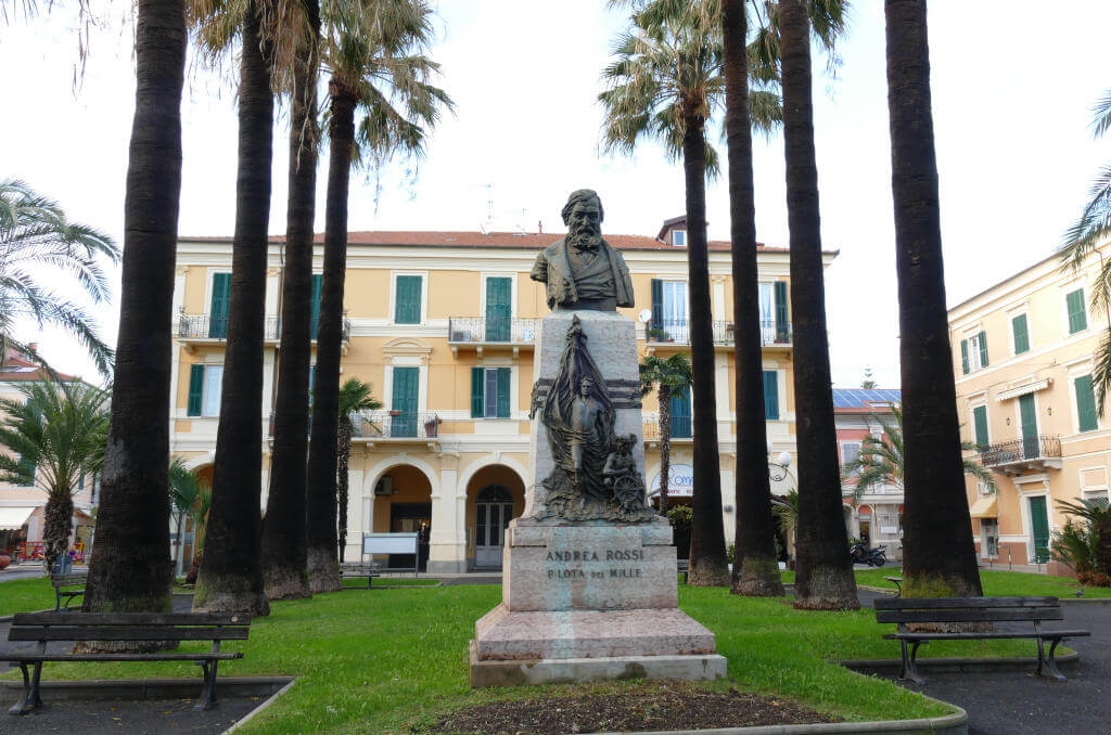 La statua di Andrea Rossi, pilota dei Mille Immagine di Andrea Rossi pilota dei Mille