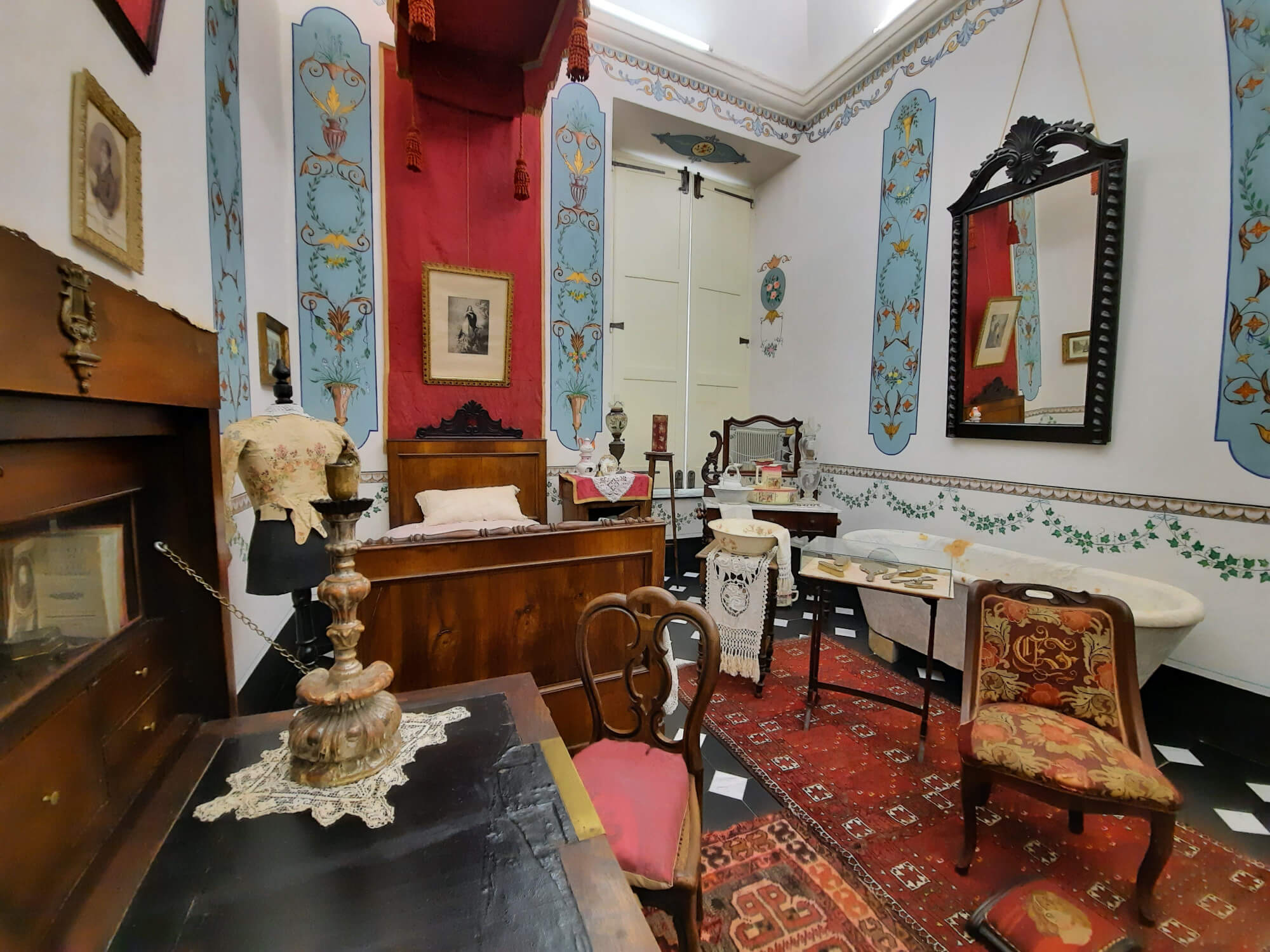 Riproduzione di una camera da letto al primo piano del museo La camera da letto al primo piano del museo