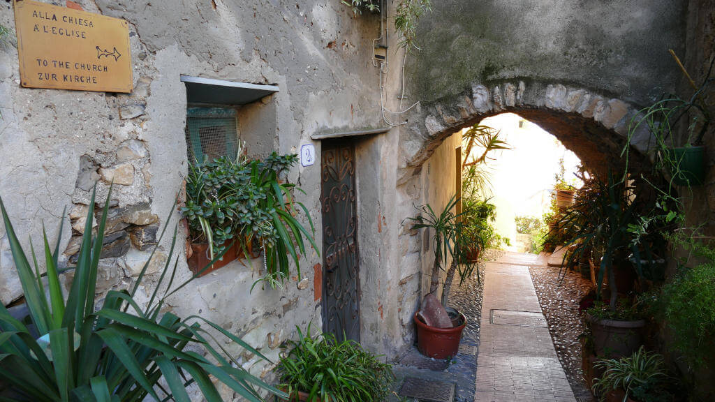 Una via del centro di Cervo Immagine di una via del centro di Cervo