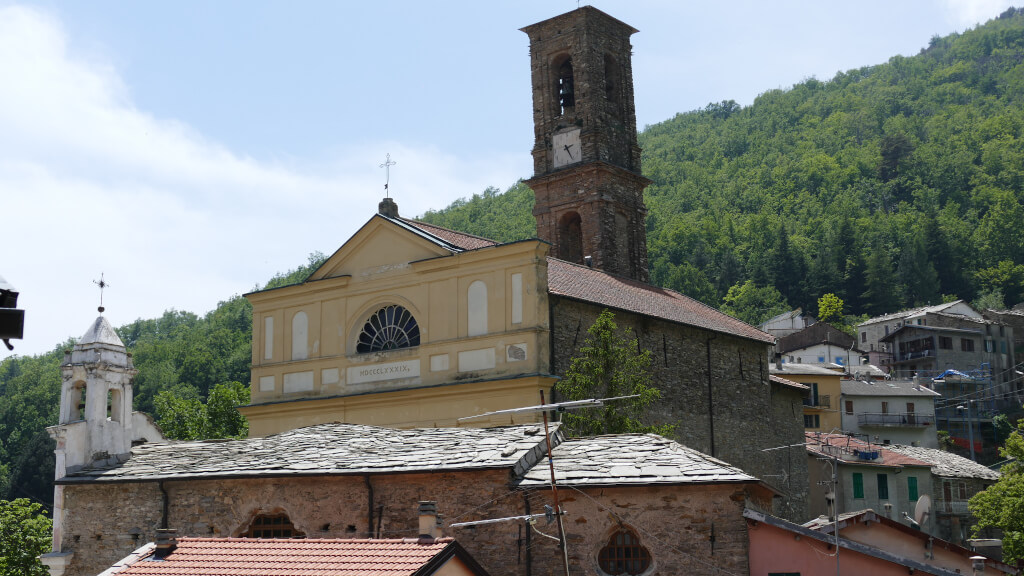 Il tetto in ardesia dell’oratorio della SS Annunziata a Carpasio Vista dell’oratorio della SS Annunziata col tetto in ardesia