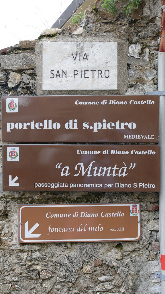 Indicazioni per i sentieri di Diano Castello Cartelli con indicazioni per i sentieri di Diano Castello