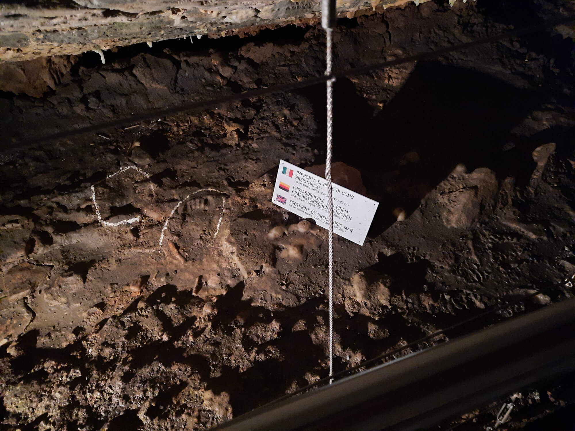 Altre impronte umane all’interno delle grotte di Toirano