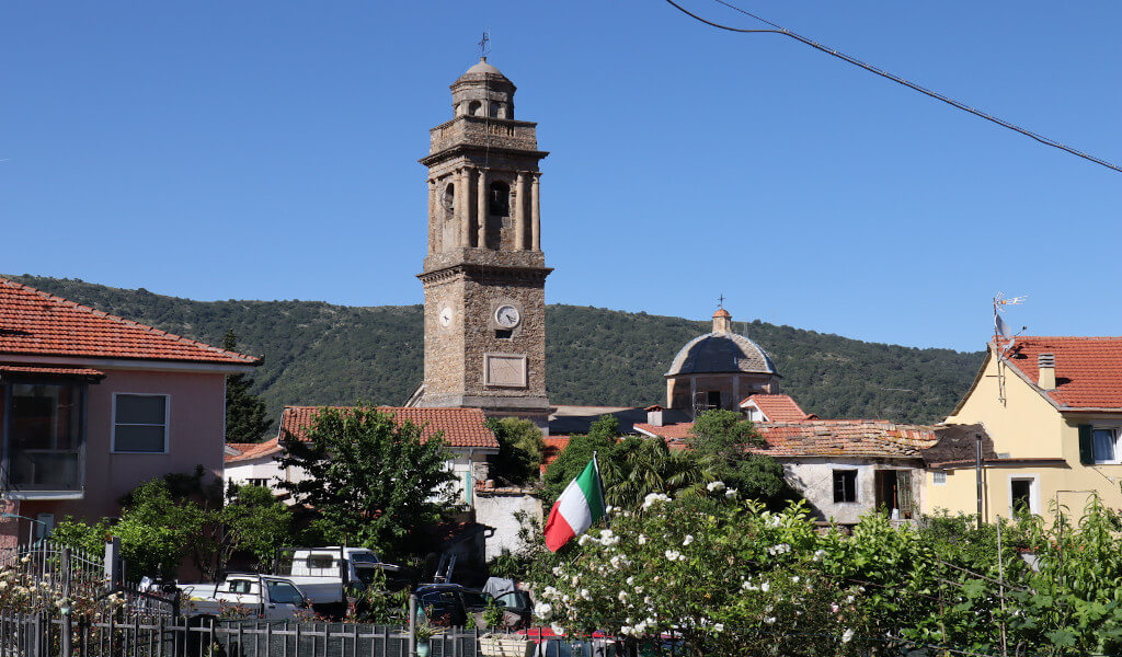 Il centro di Diano Arentino Vista del campanile della parrocchiale di Santa Margherita a Diano Arentino