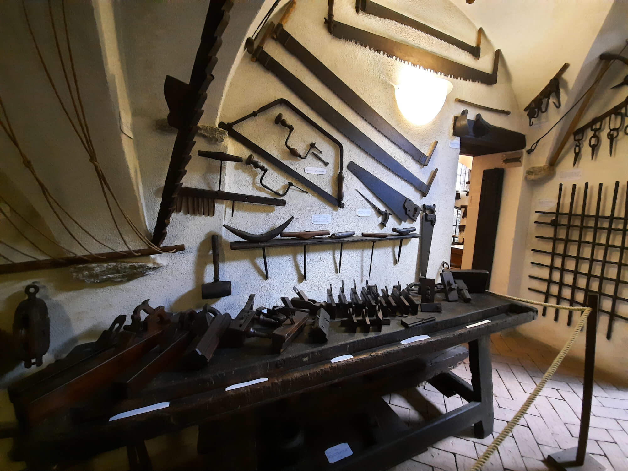 Sezione del museo dedicata al lavoro artigiano Alcuni oggetti legati al lavoro artigiano