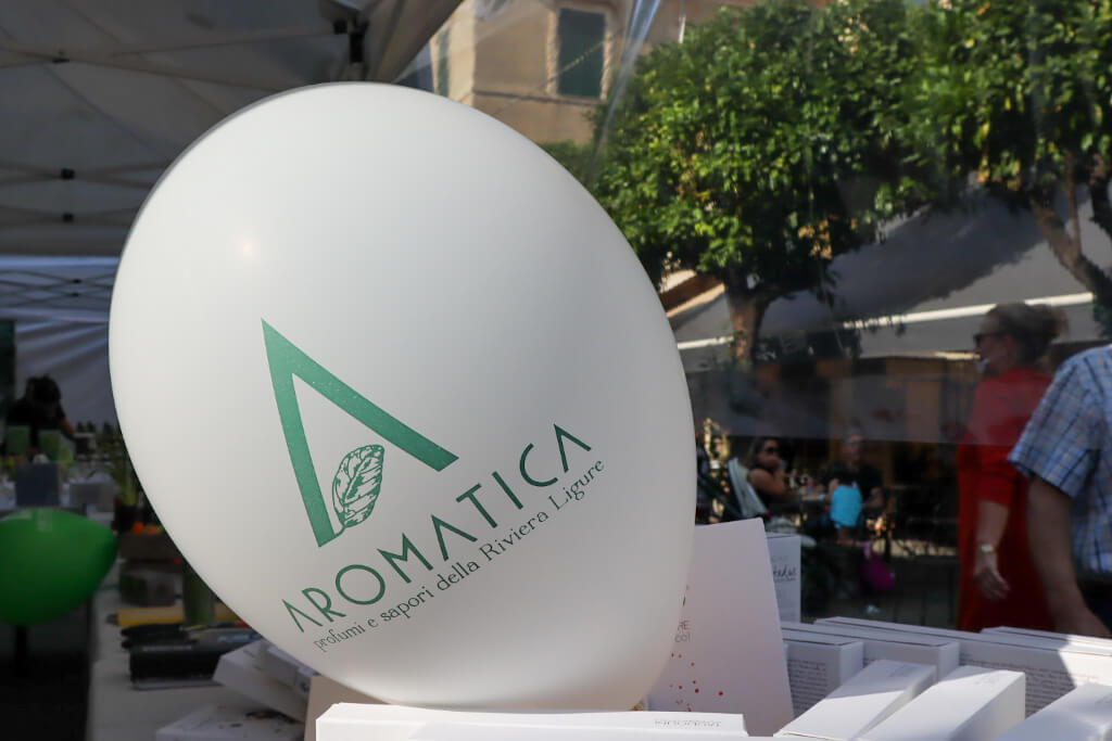 Il logo Aromatica su uno dei palloncini che addobbavano Diano Marina Palloncino con il logo Aromatica