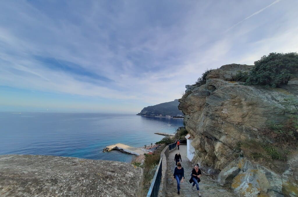Il sentiero verso il Castello di Noli con scorcio sul mare