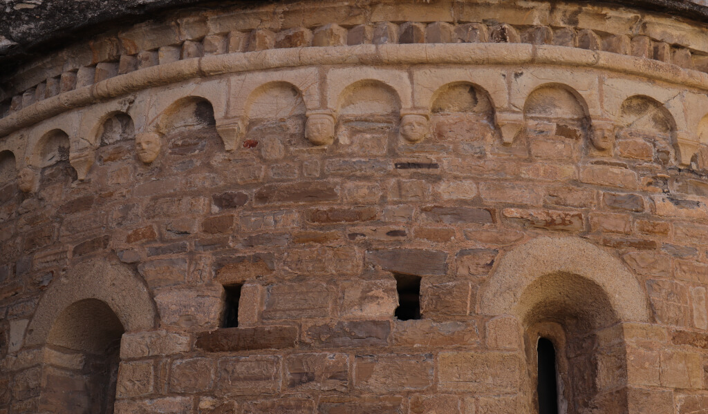 Particolare dell’abside della chiesa dell’Assunta di Diano Castello