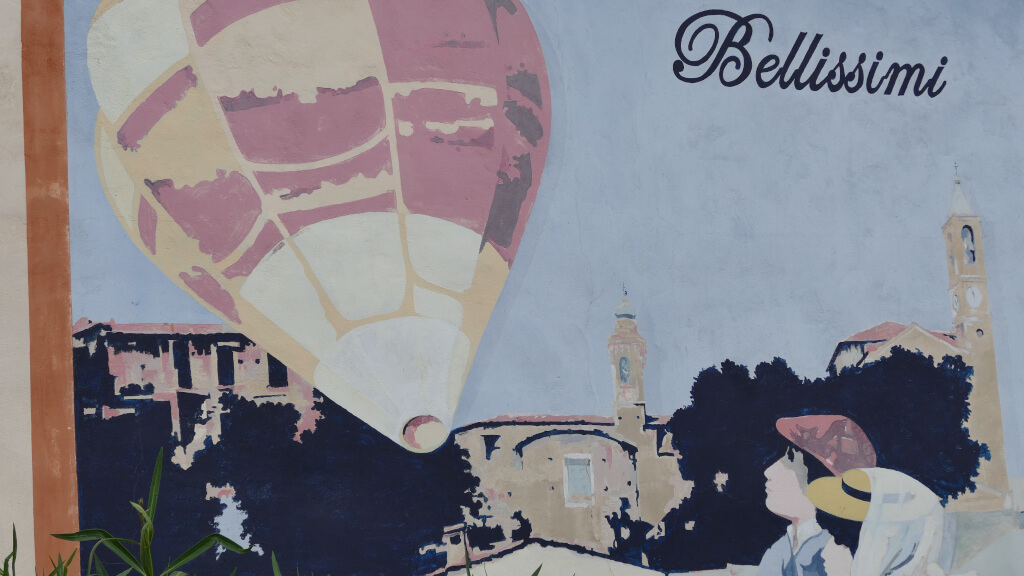 Uno dei murales che decorano le strade di Bellissimi Un murale a Bellissimi