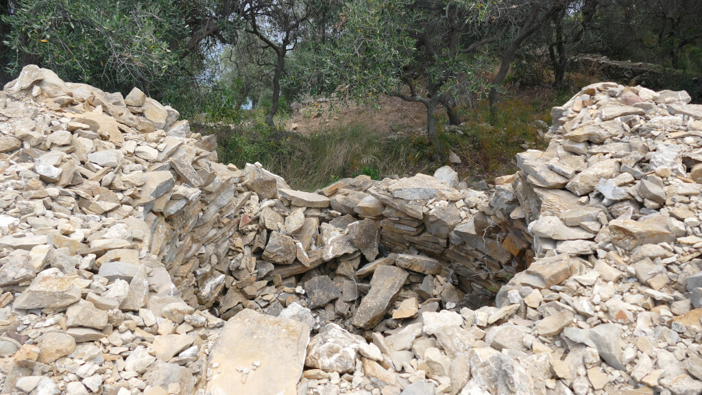 Edificio in pietra, forse una torre di avvistamento o un rifugio all’interno del parco Una delle costruzioni in pietra osservate all’interno del parco