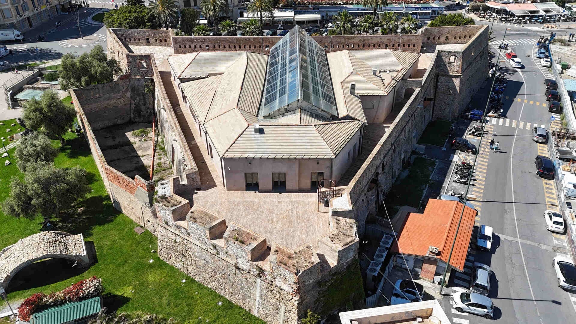 Visita il Forte di Santa Tecla di Sanremo: Storia, Mostre e Informazioni