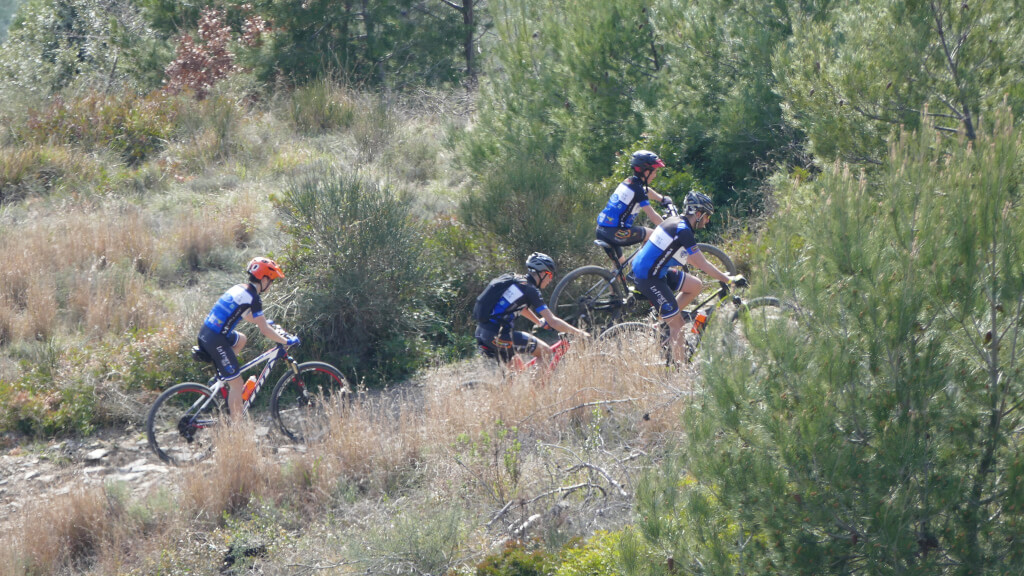 Gruppo di ciclisti che percorre il sentiero
