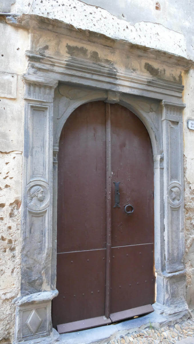 Immagine di un portone storico