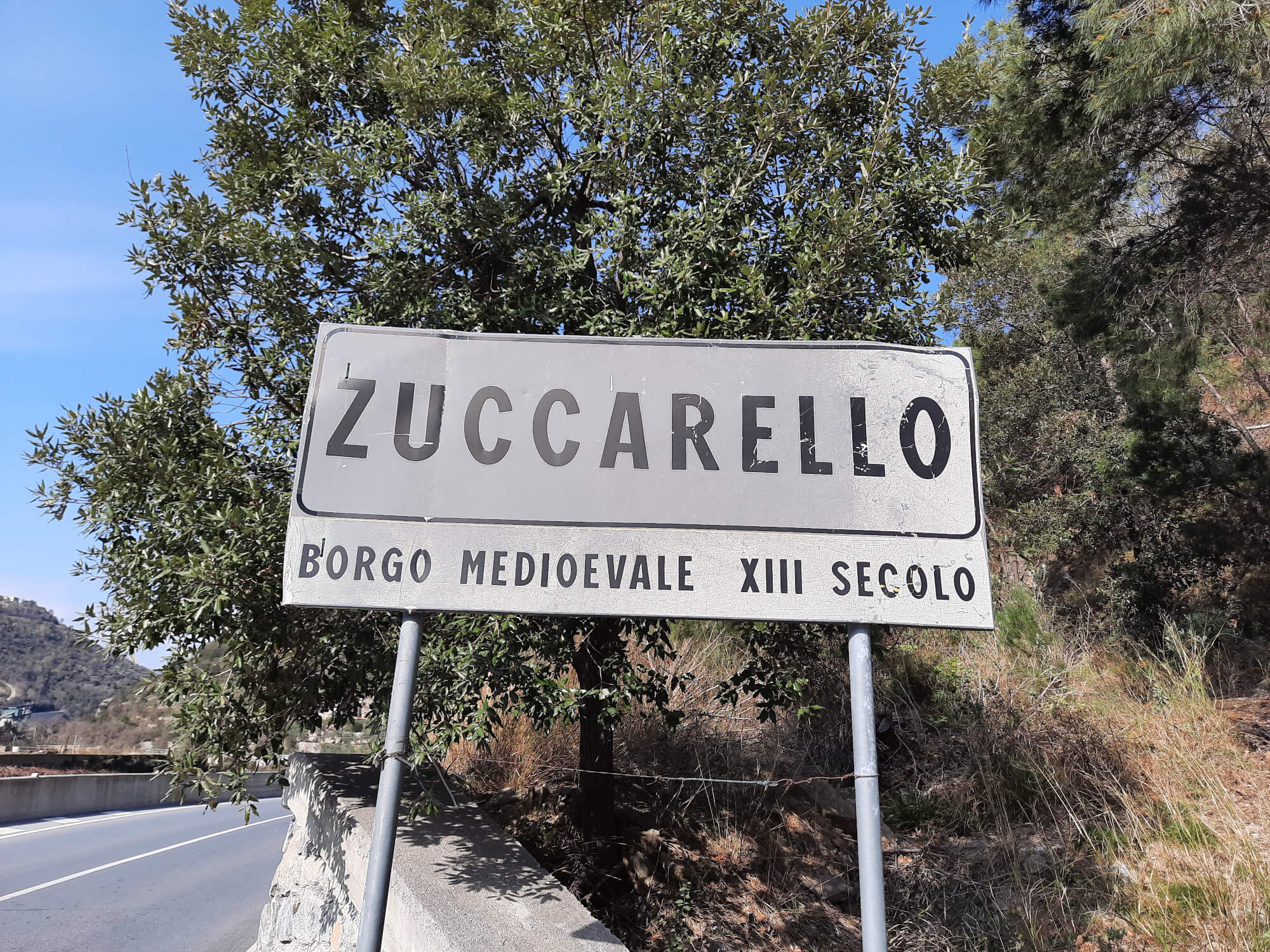 Cartello all’ingresso di Zuccarello Insegna di Zuccarello