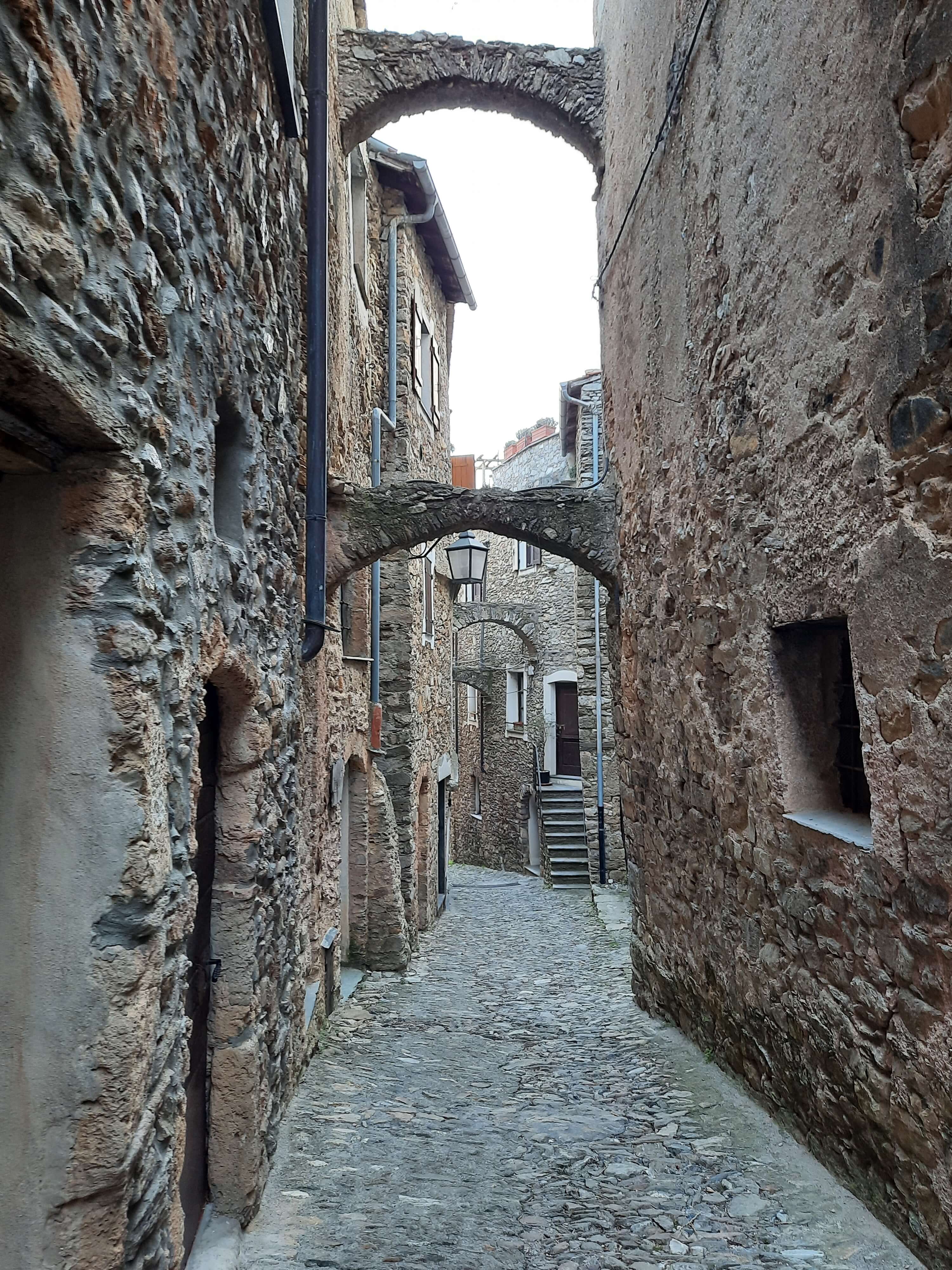 Un vicolo storico a Castelvecchio di Rocca Barbena