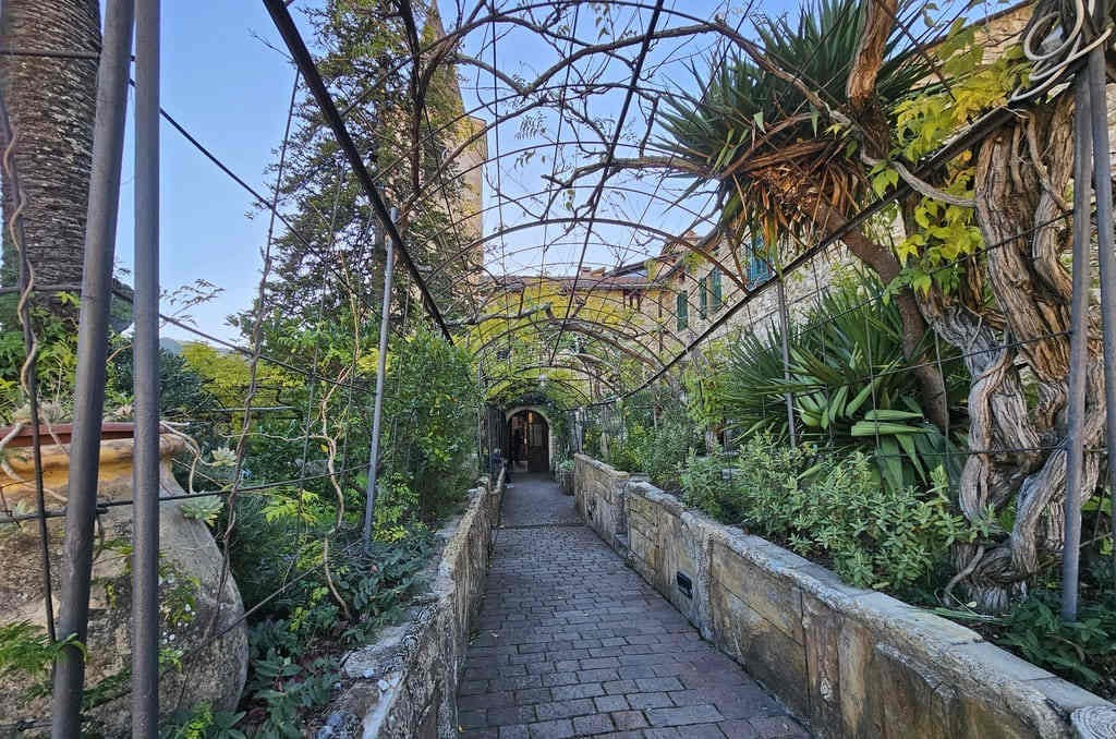 Il giardino del Castello della Lucertola di Apricale