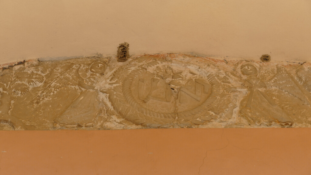 Particolare del fregio incastonato nella facciata della chiesa dell’Annunziata a Castellazzo Il fregio nella facciata della chiesa dell’Annunziata a Castellazzo