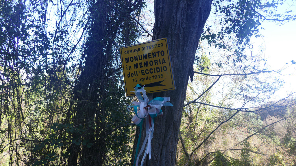 Il cartello che indica il monumento alla memoria dell’eccidio
