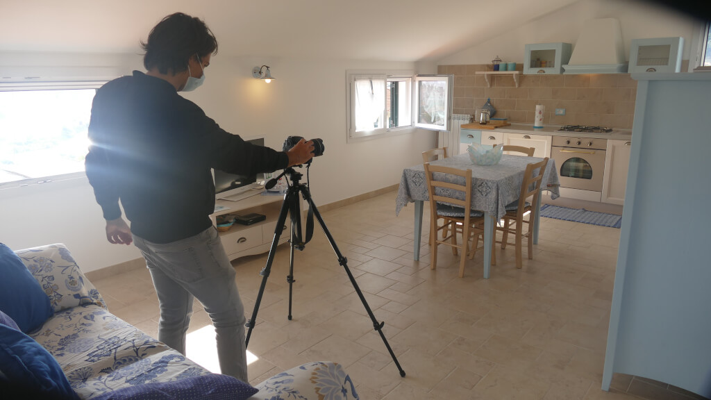 Renato fotografa l’appartamento Non ti scordar di me