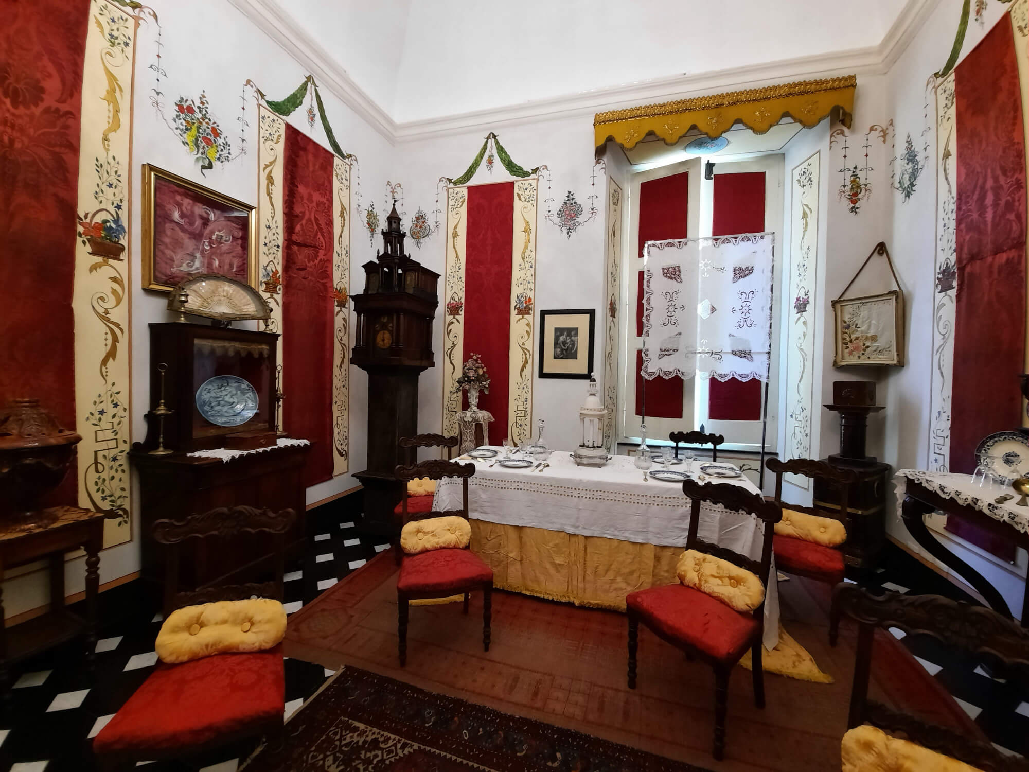 Sezione al primo piano del museo in cui si riproduce una sala da pranzo La sezione al primo piano del museo