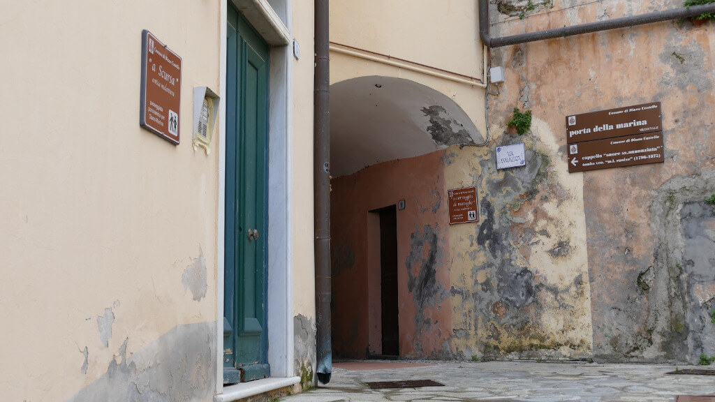 Indicazioni in via Annunziata Cartelli con indicazioni per i sentieri in via Annunziata
