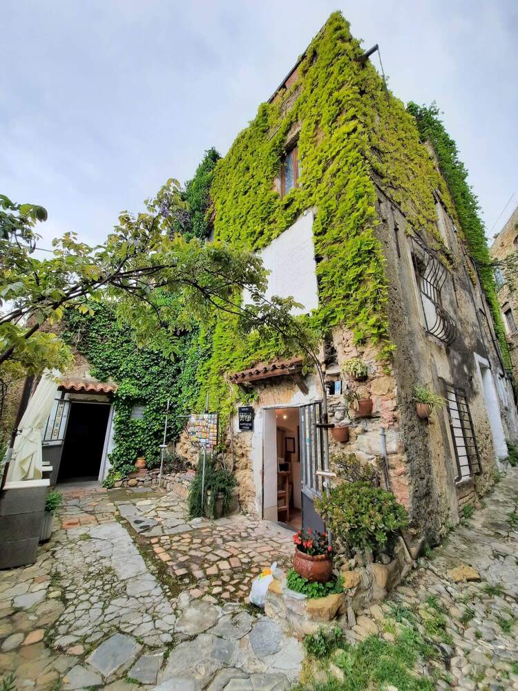 Un’antica casa fiorita a Bussana Vecchia Come si presenta oggi Bussana Vecchia