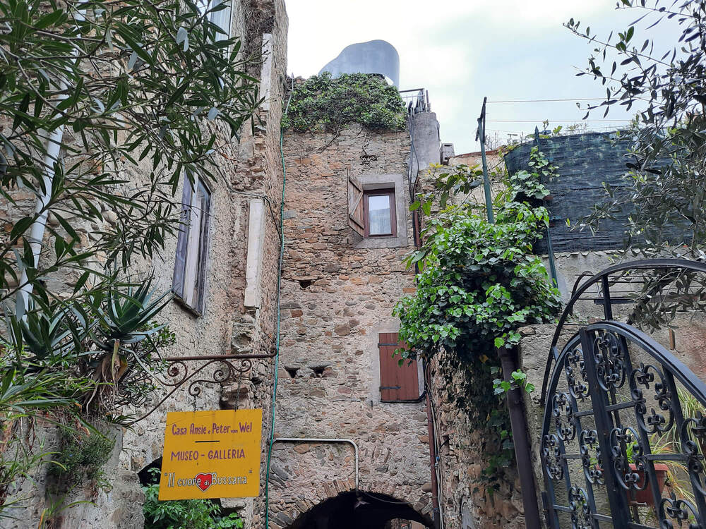 Una galleria d’arte a Bussana Vecchia Insegna di una galleria d’arte all’interno del borgo