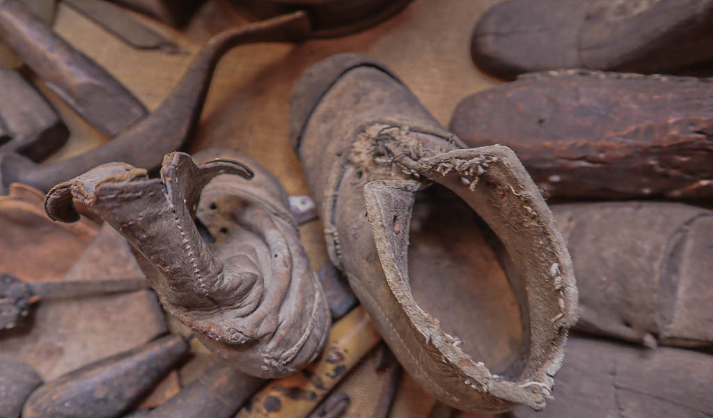 Alcune scarpe prodotte da un calzolaio e conservate nel Museo Etnografico Le scarpe di un calzolaio in esposizione al museo etnografico