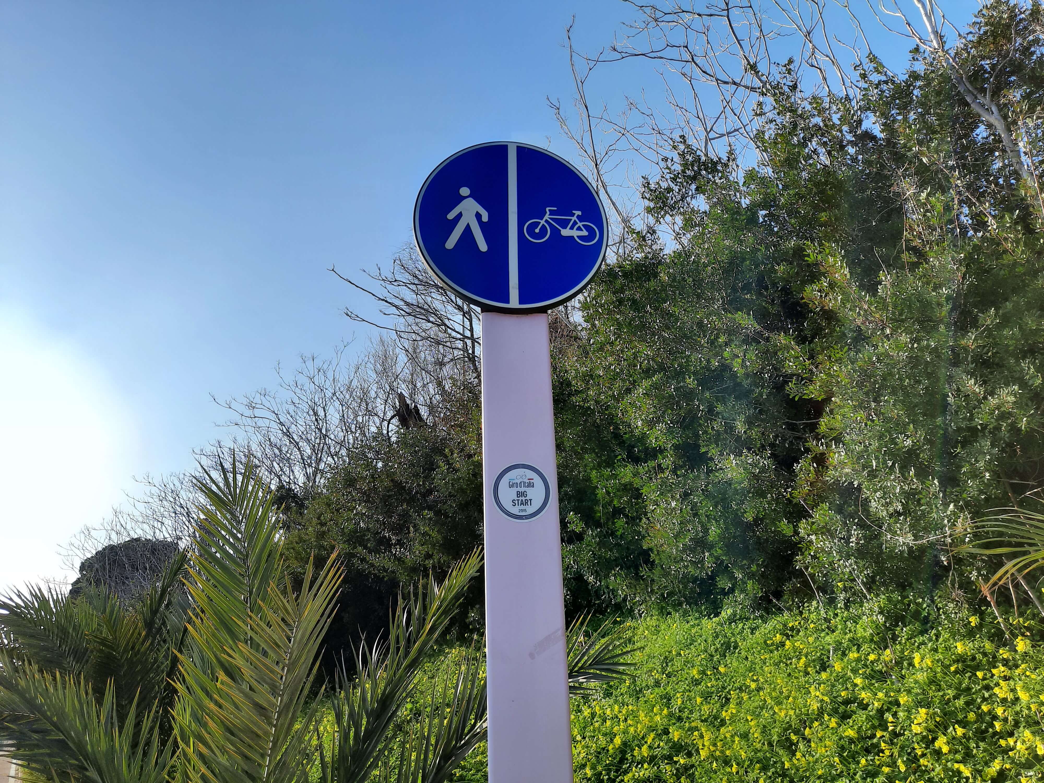 Cartello che indica la pista ciclabile