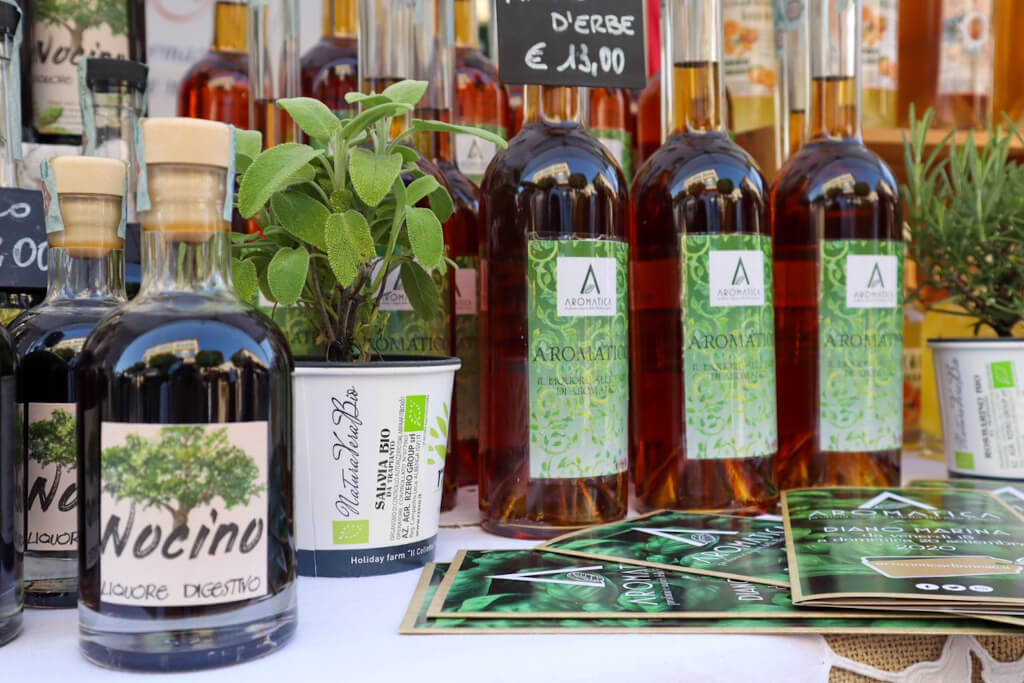 Alcune bottiglie di amari aromatizzati Uno stand che vendeva amari aromatizzati