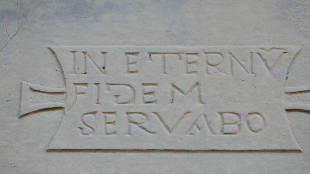 Dettaglio del portale della residenza dei Lascaris Iscrizione sul portale della residenza Lascaris