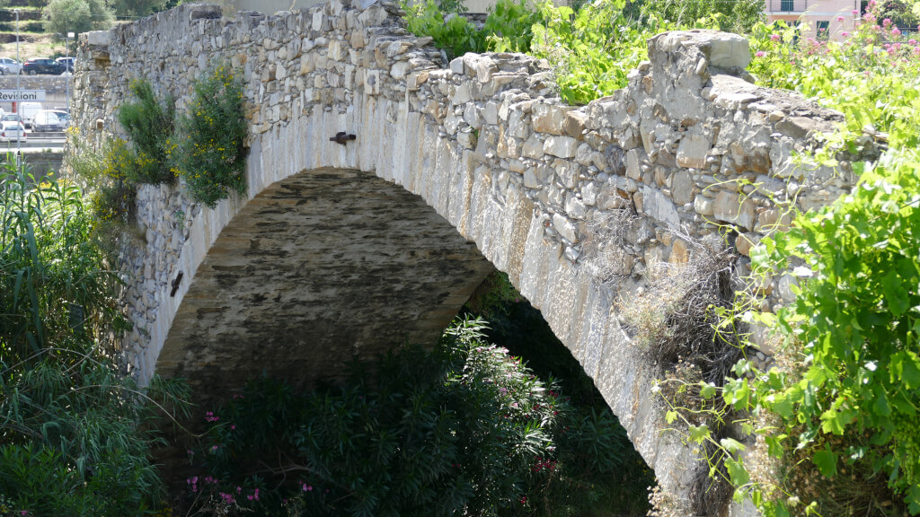 Il ponte medievale dalla strada statale 28