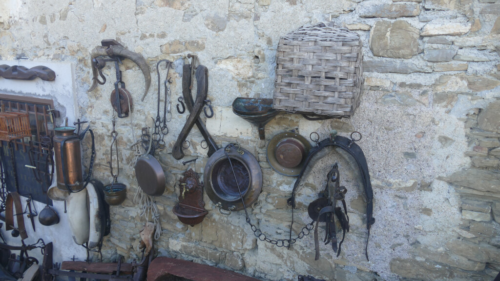 Alcuni oggetti esposti nel cortile del Museo del ricordo